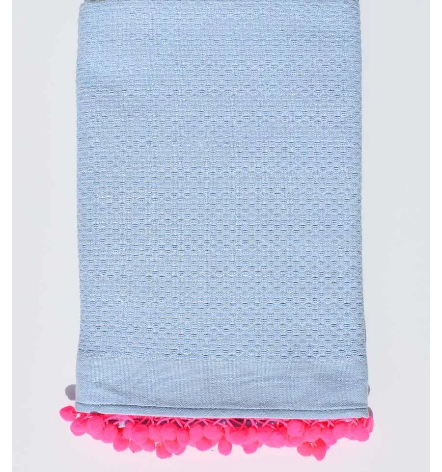 Toalla de playa nido de abeja azul claro con pompones rosa neón Fouta Tunisia - 1