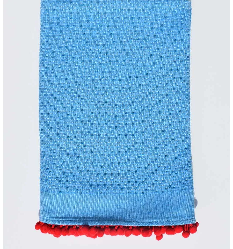 Toalla de playa azul celeste con pompones rojos Fouta Tunisia - 1