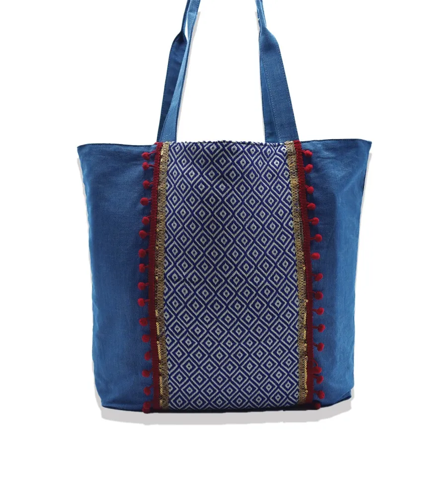 Bolso Saint Tropez azul vaquero con motivos chevron azules y pompones rojos Fouta Tunisia - 1