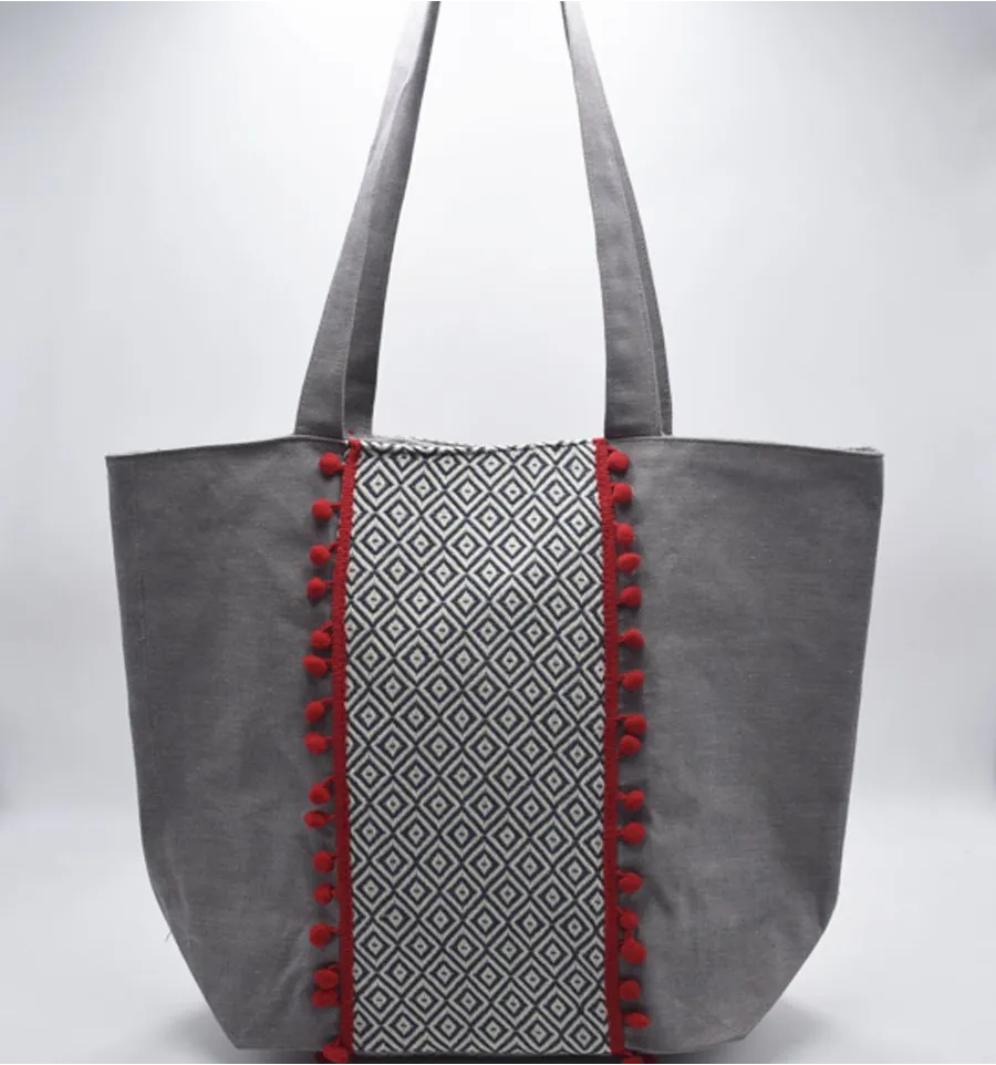 Bolso Saint Tropez gris con motivos chevron y pompones rojos Fouta Tunisia - 2