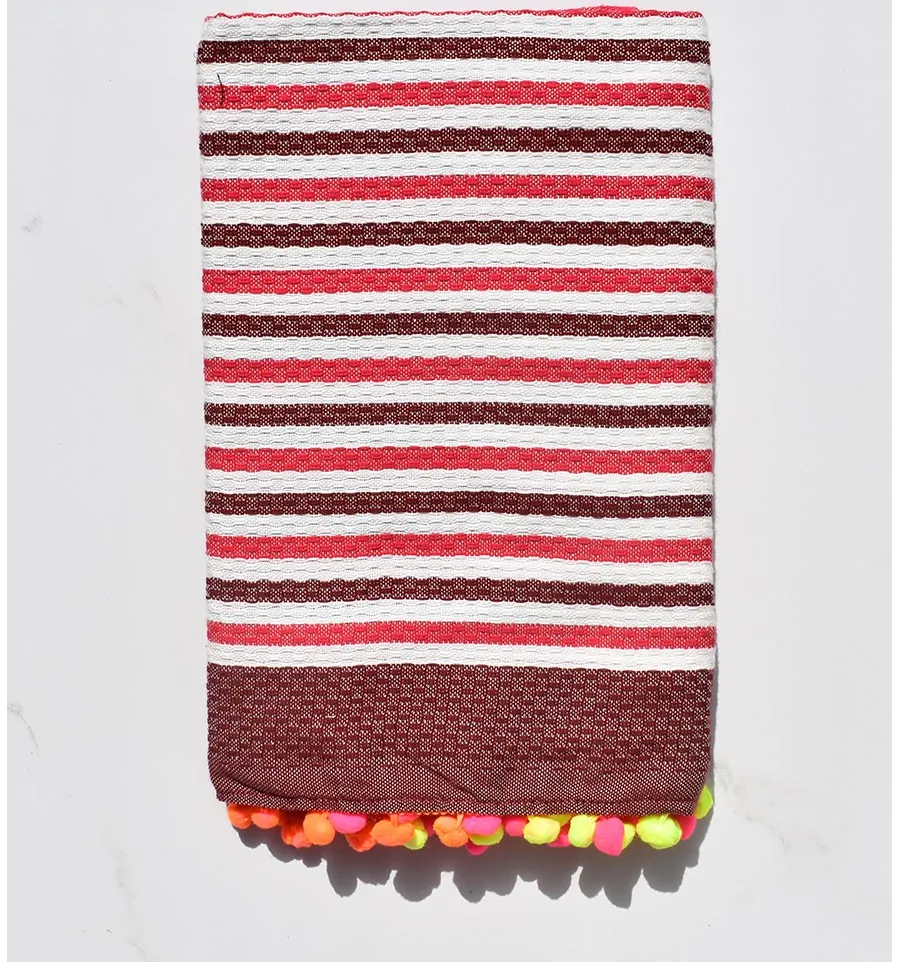 Fouta blanc cassé, rouge et bourgogne avec pompons 