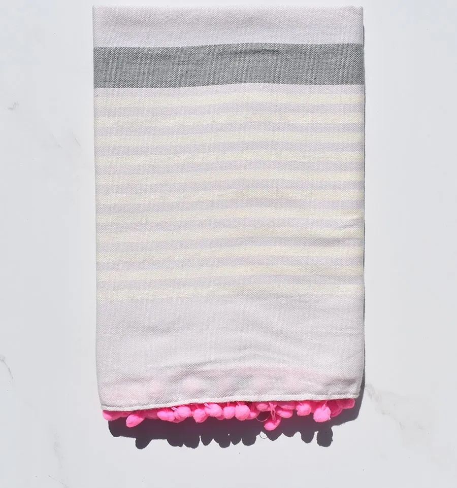 Fouta blanc crème, gris et glycine clair avec pompons 