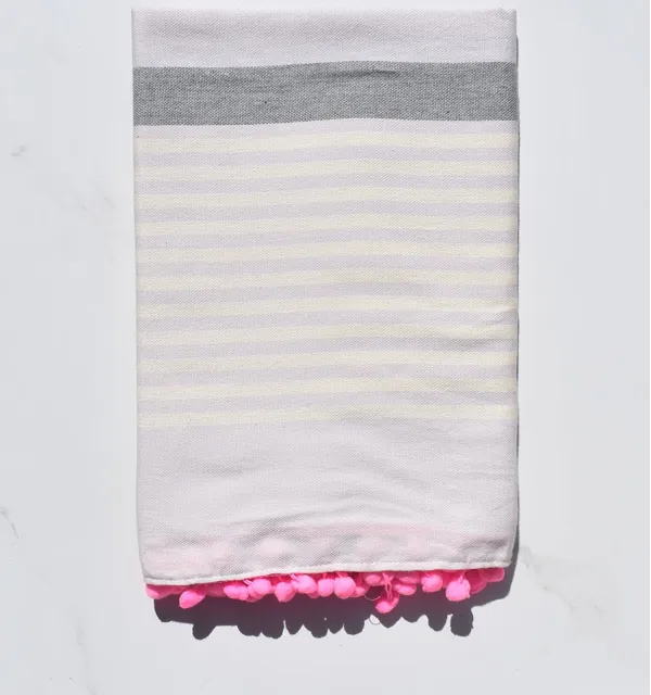 Fouta blanc crème, gris et glycine clair avec pompons 