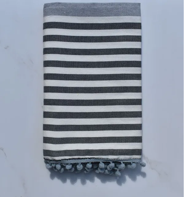 Fouta blanc sale, gris et gris foncé avec pompons 