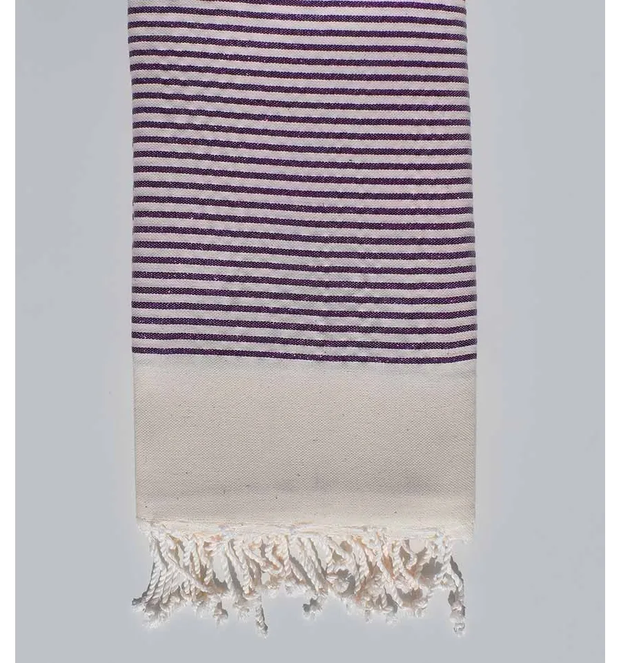 Toalla de playa  blanco cremoso Rayas con hilo lurex morado. 